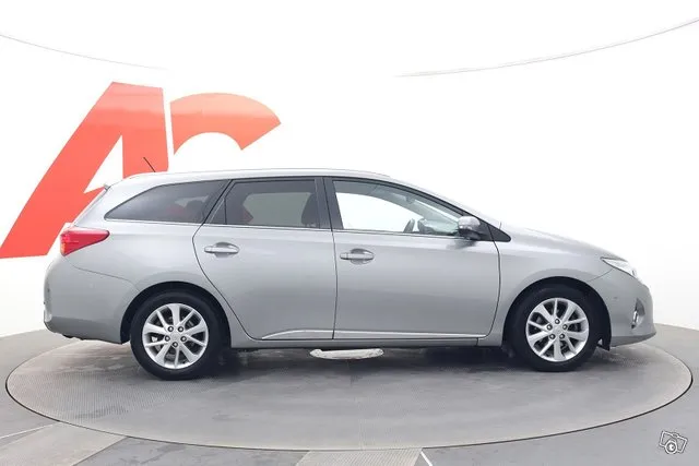 Toyota Auris Touring Sports 1,6 Valvematic Premium - / Pkamera / Tutkat / Lohko ja sisäp / Vakkari Image 6